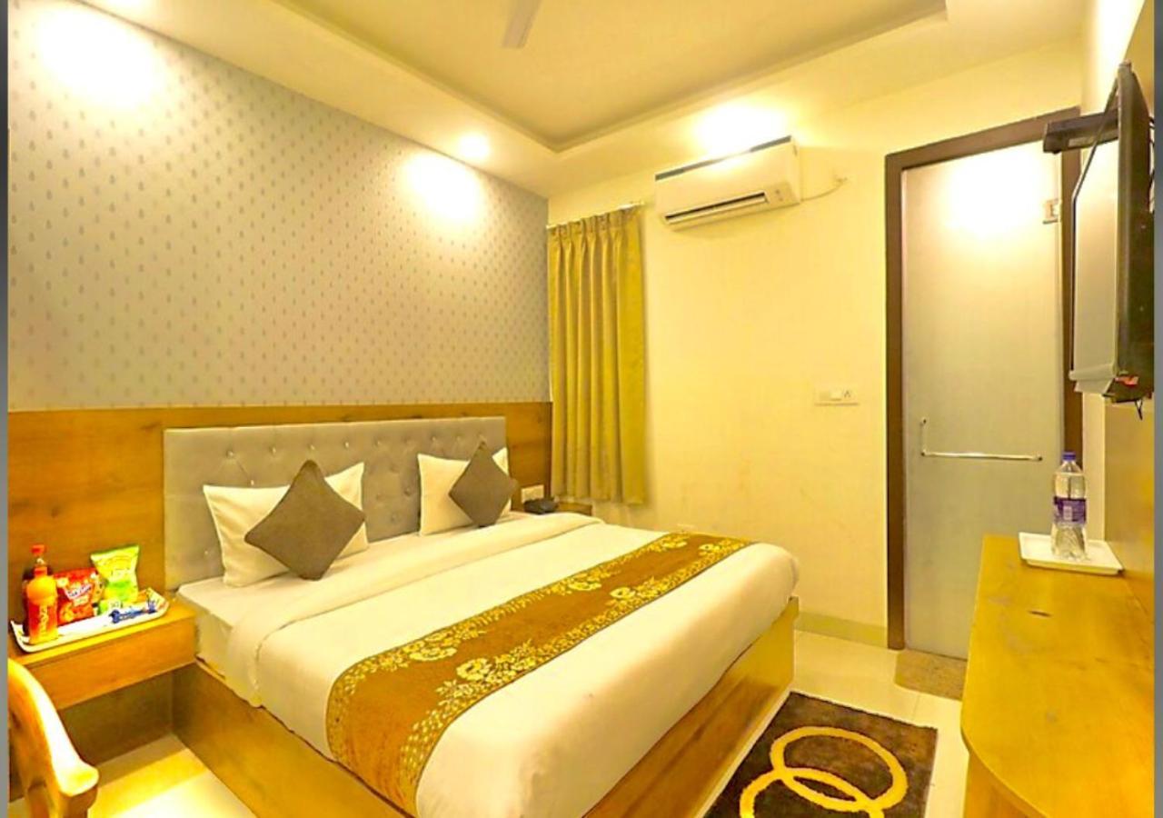 Hotel Qubic Near Igi Delhi Airport Ню Делхи Екстериор снимка