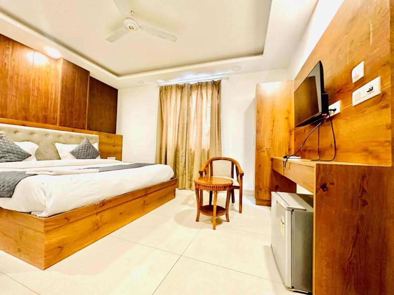Hotel Qubic Near Igi Delhi Airport Ню Делхи Екстериор снимка