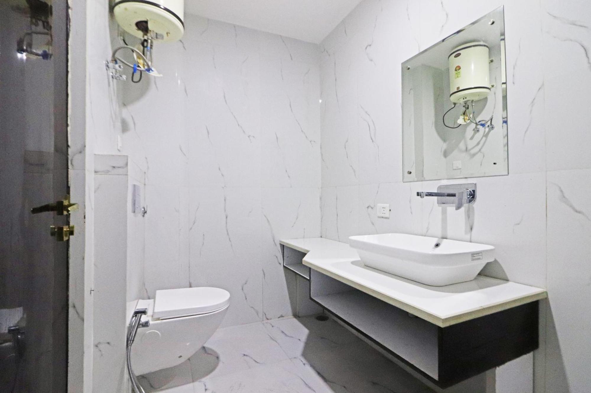 Hotel Qubic Near Igi Delhi Airport Ню Делхи Екстериор снимка