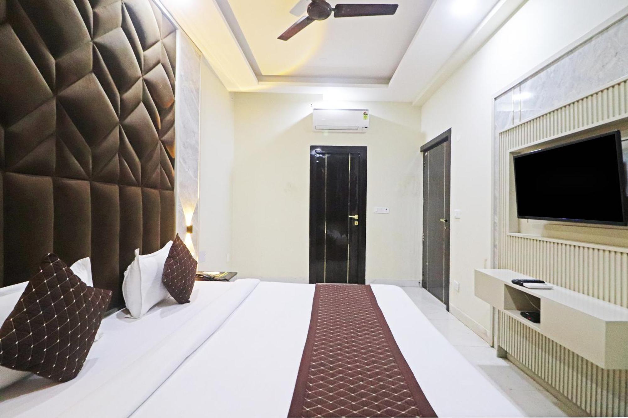 Hotel Qubic Near Igi Delhi Airport Ню Делхи Екстериор снимка